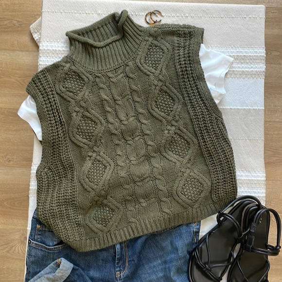 Olive & Oak Sweaters - Olive & Oak sleeveless funnel neck lightweight sweater SZ L